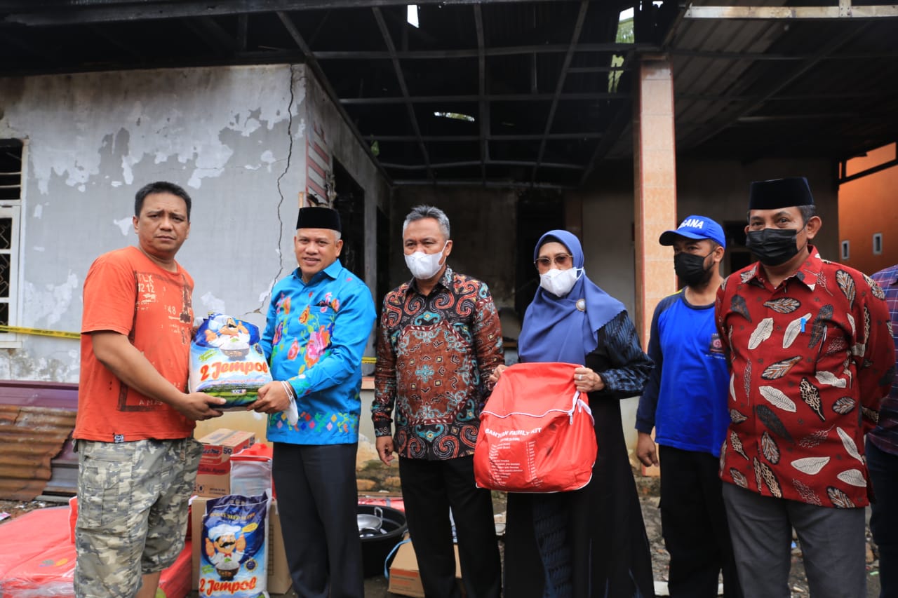 Wakil ketua II DPRD Luwu Timur, H. Usman Sadik memberikan bantuan kepada keluarga korban kebakaran, di desa Asuli, Minggu (13/3/22).