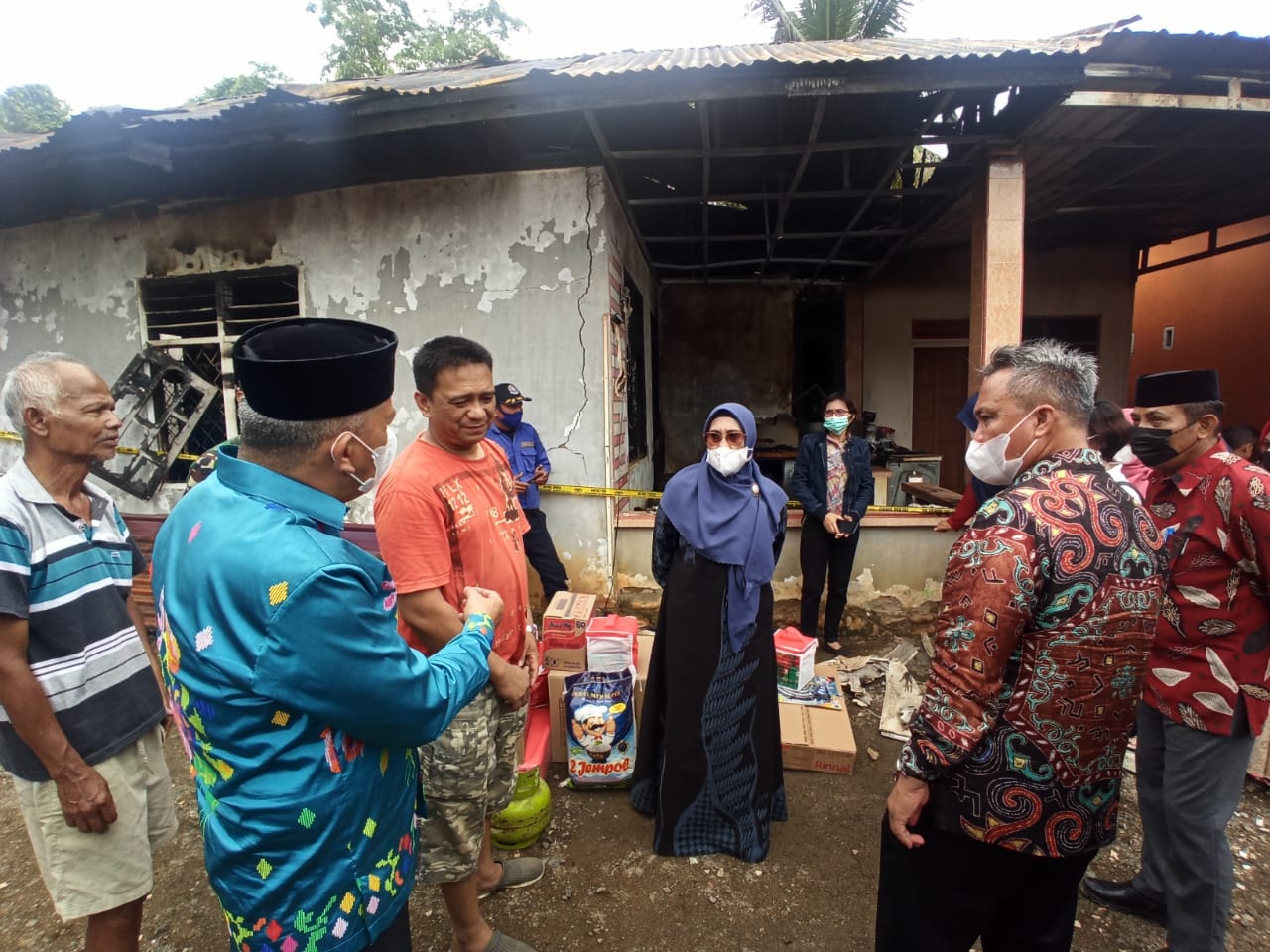 Bupati Budiman, Ketua PKK Luwu Timur, Hj. Sufriaty, wakil ketua II DPRD Luwu Timur, H. Usman Sadik meninjau lokasi bencana kebakaran di desa Asuli, Minggu (13/3/22).