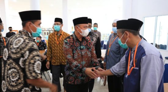 Bupati Budiman Hadiri Mukerda IV DPD Wahdah Islamiyah Luwu Timur, di Aula Kantor Perpustakaan dan Arsip Daerah Lutim. Minggu (13/03/2022) sore.