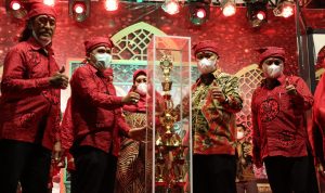 H. Budiman yang didampingi Ketua TP PKK Kabupaten Luwu Timur, Hj. Sufriaty, Wakil Ketua I DPRD Kabupaten Luwu Timur, H. Muh Siddiq, BM, Sekretaris Daerah, H. Bahri Suli, Macoa Bawalipu ke 61, Bau Muh. Aras Abdi To Baji Pua Sinri dan Unsur Forkopimda menyerahkan piala bergilir kepada Kafilah Kecamatan Wotu yang berhasil keluar sebagai juara umum. Piala bergilir ini diterima Camat Wotu, Iskandar Muda.