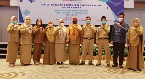 Tiga orang inovator dari Kabupaten Luwu Timur mempresentasikan inovasi pelayanan publik di hadapan tim penilai kompetisi inovasi pelayanan publik (KIPP) Tingkat Provinsi Sulawesi Selatan melalui Jaringan Inovasi Pelayanan Publik (JIPP), bertempat di Hotel Four Point Makassar, Selasa (15/03/2022).