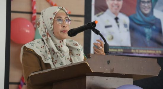 Bunda Forum Anak Kabupaten Luwu Timur (Lutim), Hj. Sufriaty menghadiri sekaligus membuka Kongres Anak dalam rangka Pemilihan Duta Anak Kabupaten Lutim Tahun 2022, yang diselenggarakan oleh Dinas Sosial, Pemberdayaan Perempuan dan Perlindungan Anak (Dinsos P3A), di Aula Disdikbud, Selasa (15/03/2022).