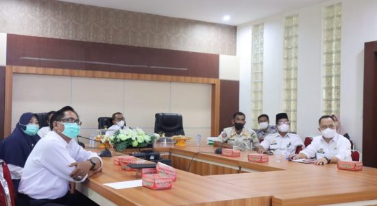 Sekretaris Daerah (Sekda) Kabupaten Luwu Timur (Lutim), H. Bahri Suli didampingi sejumlah Kepala Organisasi Perangkat Daerah (OPD) lingkup Pemerintah Kabupaten Lutim mengikuti Launching Berorientasi Pelayanan Akuntabel Kompeten Harmonis Loyal Adaptif Kolaboratif (berAKHLAK) dan Employer Branding ASN “Bangga Melayani Bangsa” secara virtual, di Ruang Rapat Pimpinan Kantor Bupati Lutim, Rabu (16/03/2022).