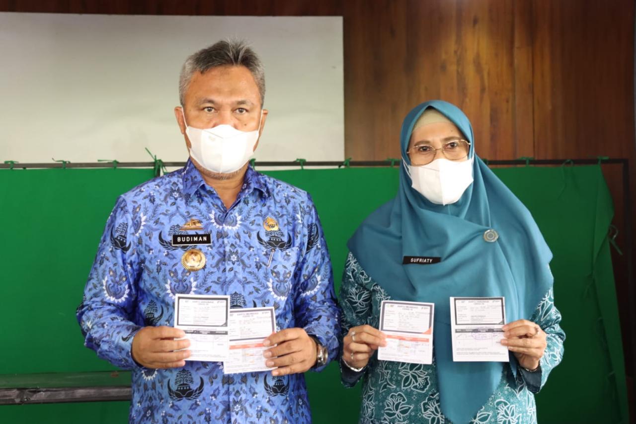Bupati Luwu Timur, H. Budiman bersama Forum Komunikasi Pimpinan Daerah (Forkopimda) Kabupaten Luwu Timur (Lutim) dan Ketua Tim Penggerak Pemberdayaan dan Kesejahteraan Keluarga (TP PKK) Lutim, Hj. Sufriaty melakukan vaksinasi covid-19 dosis ketiga atau booster di halaman Kantor Kejaksaan Negeri Malili, Kamis (17/03/2022).