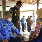 Bupati Budiman Lakukan Medical check up pada vaksinasi booster (dosis ketiga) di kajari Malili, Kamis (17/3/22).