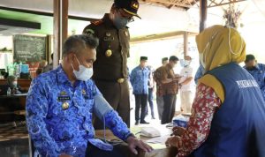 Bupati Budiman Lakukan Medical check up pada vaksinasi booster (dosis ketiga) di kajari Malili, Kamis (17/3/22).