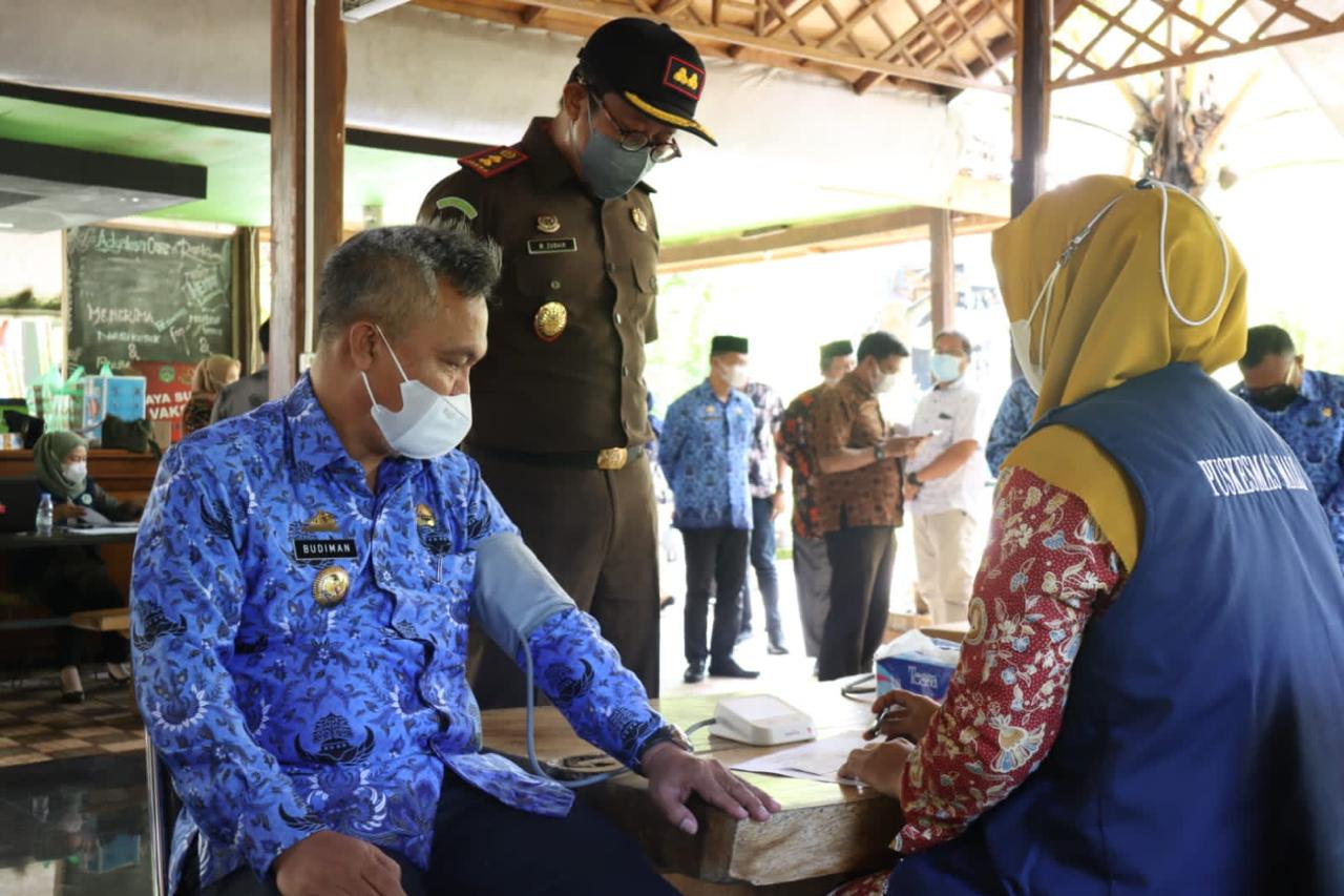 Bupati Budiman Lakukan Medical check up pada vaksinasi booster (dosis ketiga) di kajari Malili, Kamis (17/3/22).