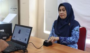 Ketua TP PKK Lutim, Hj. Sufriaty, saat menghadiri Sosialisasi Aplikasi M-Paspor yang diselenggarakan oleh Kantor Imigrasi Kelas III Non TPI Palopo, di Aula Sasana Praja Kantor Bupati Lutim, Kamis (17/03/2022).