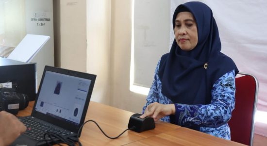 Ketua TP PKK Lutim, Hj. Sufriaty, saat menghadiri Sosialisasi Aplikasi M-Paspor yang diselenggarakan oleh Kantor Imigrasi Kelas III Non TPI Palopo, di Aula Sasana Praja Kantor Bupati Lutim, Kamis (17/03/2022).