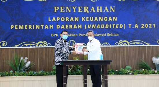 Bupati Luwu Timur (Lutim), H. Budiman menyerahkan Laporan Keuangan Pemerintah Daerah (UNAUDITED) T.A. 2021 kepada Badan Pemeriksa Keuangan (BPK) RI Perwakilan Provinsi Sulawesi Selatan (Sulsel), bertempat di Auditorium BPK RI Perwakilan Provinsi Sulsel, Makassar, Jumat (18//03/2022).