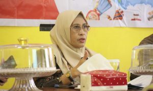 Hj. Sufriaty Budiman yang juga Pembina Kabupaten Layak Anak Kabupaten Luwu Timur memimpin langsung rapat evaluasi Kabupaten Layak Anak (KLA) di Aula kantor Dinas Sosial Pemberdayaan Perempuan dan Perlindungan Anak Kabupaten Luwu Timur (Lutim), Jumat (18/03/2022).