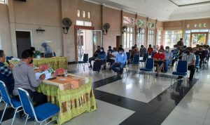 monitoring dan evaluasi kondisi stok dan harga minyak goreng di Kabupaten Luwu Timur pasca dikeluarkanya kebijakan Kementrian Perdagangan tentang relaksasi harga minyak goreng kemasan serta perkembangan produksi CPO Kabupaten Luwu Timur, maka Dinas Perdagangan, Koperasi, UKM dan Perindustrian (Disdagkoprinum) Lutim bersama Polres Luwu Timur menggelar pertemuan dengan para distributor minyak goreng se-Kabupaten Luwu Timur dan pemilik toko ritel seperti Alfamidi, Alfamart dan Indomaret, di gedung serbaguna kantor Camat Tomoni, Jumat (18/03/2022).