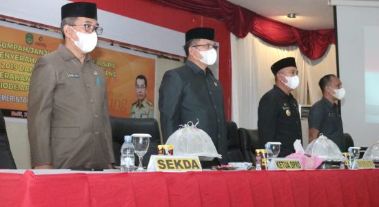 Ketua DPRD Luwu Timur, Aripin menghadiri kegiatan pengangkatan PNS formasi 2019, CPNS formasi 2021 dan Penyerahan SK Kenaikan Pangkat Periode April Tahun 2022 bertempat di Gedung Wanita Simpurusiang Malili, Minggu (20/03/22).