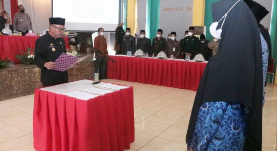 Bupati Luwu Timur, H.Budiman Pengangkatan PNS formasi 2019, CPNS formasi 2021 dan Penyerahan SK Kenaikan Pangkat Periode April Tahun 2022 bertempat di Gedung Wanita Simpurusiang Malili, Minggu (20/03/2022).