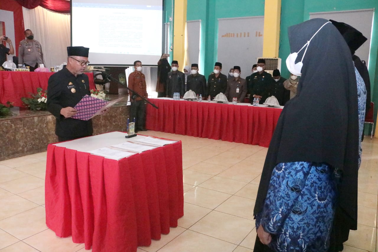 Bupati Luwu Timur, H.Budiman Pengangkatan PNS formasi 2019, CPNS formasi 2021 dan Penyerahan SK Kenaikan Pangkat Periode April Tahun 2022 bertempat di Gedung Wanita Simpurusiang Malili, Minggu (20/03/2022).