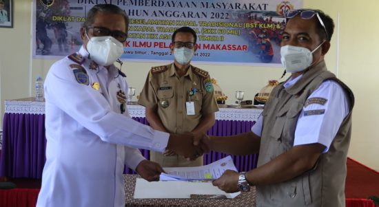 120 orang yang terdiri dari Nelayan dan Awak Kapal di Luwu Timur mengikuti Pelatihan Basic Safety Training (BST) yang digelar Dishub Lutim bekerjasama dengan Politeknik Ilmu Pelayaran (PIP) Makassar berlangsung di Hotel I La Galigo, Puncak Indah, Malili (21/03/2022)