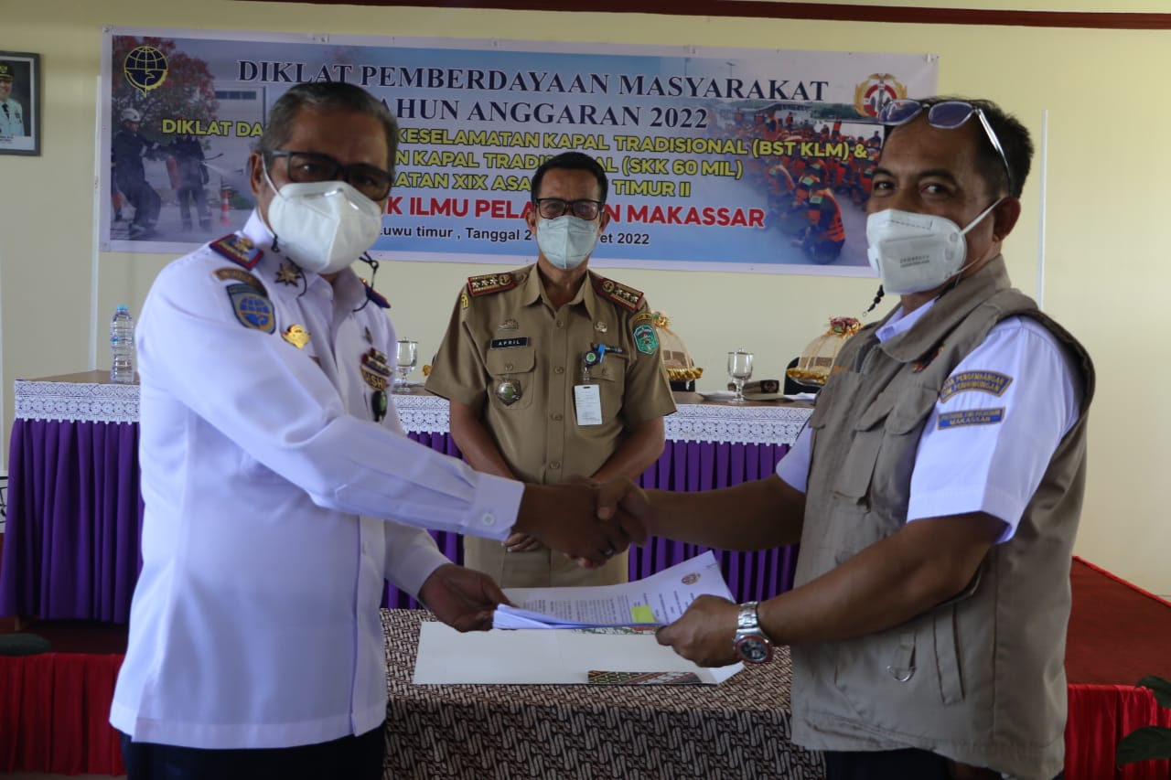 120 orang yang terdiri dari Nelayan dan Awak Kapal di Luwu Timur mengikuti Pelatihan Basic Safety Training (BST) yang digelar Dishub Lutim bekerjasama dengan Politeknik Ilmu Pelayaran (PIP) Makassar berlangsung di Hotel I La Galigo, Puncak Indah, Malili (21/03/2022)