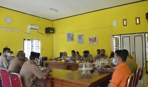 Kepala Dinas Sosial Pemberdayaan Perempuan dan Perlindungan Anak (Dinsos P3A), Sukarti bersama Kepala Kantor Pos Malili, para Camat se-Kabupaten Luwu Timur (Lutim), para pendamping, serta perwakilan Organisasi Perangkat Daerah (OPD) terkait Kabupaten Luwu Timur menggelar Rakor (Rapat Koordinasi) Persiapan Penyaluran Bansos Sembako di Aula Dinas Sosial Dinsos P3A, Selasa (22/03/2022).