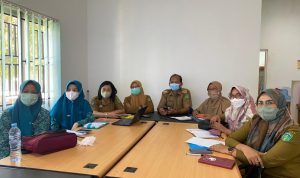 Kepala Dinas Pengendalian Penduduk dan Keluarga Berencana (DP2KB) Kabupaten Luwu Timur (Lutim), Hj. Puspawati Husler mengikuti Sosialisasi Rencana Aksi Nasional Percepatan Penurunan Angka Stunting Indonesia yang dilaksanakan secara virtual di Ruang Bidang Telematika Diskominfo-SP, Selasa (22/03/2022).