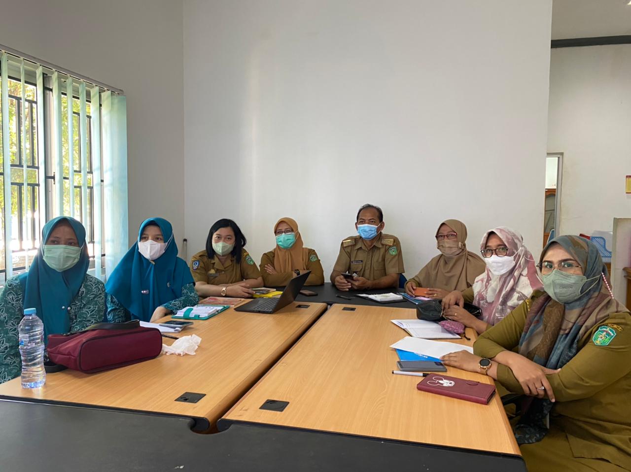 Kepala Dinas Pengendalian Penduduk dan Keluarga Berencana (DP2KB) Kabupaten Luwu Timur (Lutim), Hj. Puspawati Husler mengikuti Sosialisasi Rencana Aksi Nasional Percepatan Penurunan Angka Stunting Indonesia yang dilaksanakan secara virtual di Ruang Bidang Telematika Diskominfo-SP, Selasa (22/03/2022).