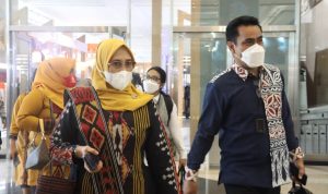 Menggunakan pakaian tenunan khas Taipa, Ketua Dewan kerajinan Nasional Daerah (Dekranasda) Kabupaten Luwu Timur, Hj. Sufriaty Budiman dampingi Kadis Perindustrian Sulawesi Selatan, H. Ahmadi Akil, menghadiri pembukaan pameran The 22nd Jakarta Internasional Handicraft Trade Fair (INACRAFT) 2022 yang berlangsung di Jakarta Convention Center, Rabu (23/03/2022).