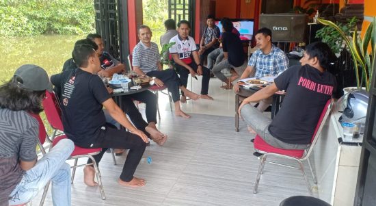 Rapat koordinasi pengurus daerah PORDI Lutim dan pengurus kecamatan dalam rangka membahas Kegiatan liga PORDI 1 yang nantinya diadakan dimulai dari tingkat desa hingga kabupaten, Rakor bertempat di Desa Atue, Malili, Kamis (24/3/22).