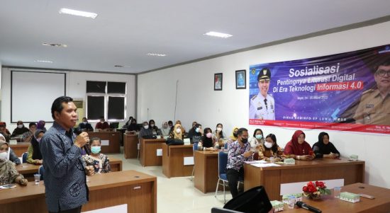 Guna memberikan pengetahuan tentang Pentingnya Literasi Digital di Era Teknologi Informasi 4.0, khususnya bagi pengelola Perpustakaan Desa se-Kabupaten Lutim, maka Dinas Komunikasi, Informatika, Statsitik dan Persandian (Diskominfo-SP) Kabupaten Luwu Timur (Lutim) melalui Bidang Informasi Komunikasi Publik dan Hubungan Masyarakat (IKP dan Humas) menggelar Sosialisasi Pentingnya Literasi Digital di Era Teknologi Informasi 4.0, Kamis (24/03/2022).