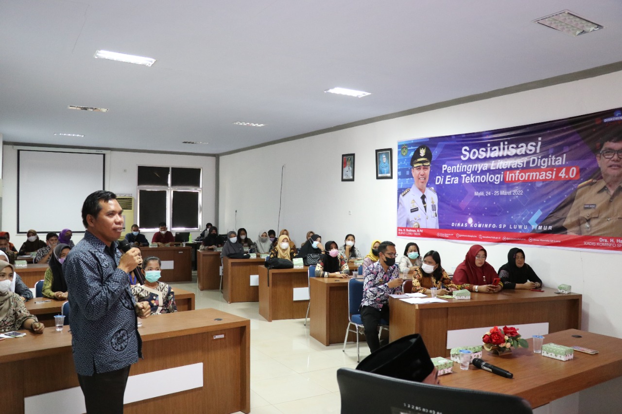 Guna memberikan pengetahuan tentang Pentingnya Literasi Digital di Era Teknologi Informasi 4.0, khususnya bagi pengelola Perpustakaan Desa se-Kabupaten Lutim, maka Dinas Komunikasi, Informatika, Statsitik dan Persandian (Diskominfo-SP) Kabupaten Luwu Timur (Lutim) melalui Bidang Informasi Komunikasi Publik dan Hubungan Masyarakat (IKP dan Humas) menggelar Sosialisasi Pentingnya Literasi Digital di Era Teknologi Informasi 4.0, Kamis (24/03/2022).