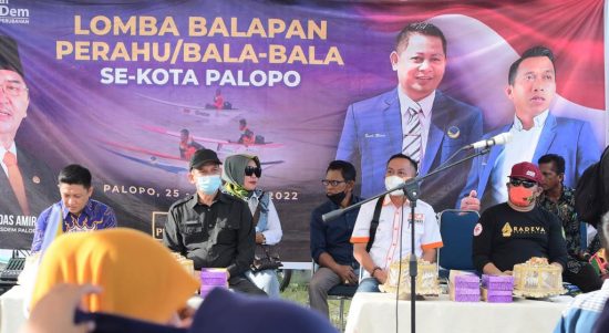 Lomba perahu bala-bala Partai NasDem Kota Palopo resmi dibuka Sekda, Firmanza di pesisir Jl Lingkar Timur, Jumat (25/3/22) sore.