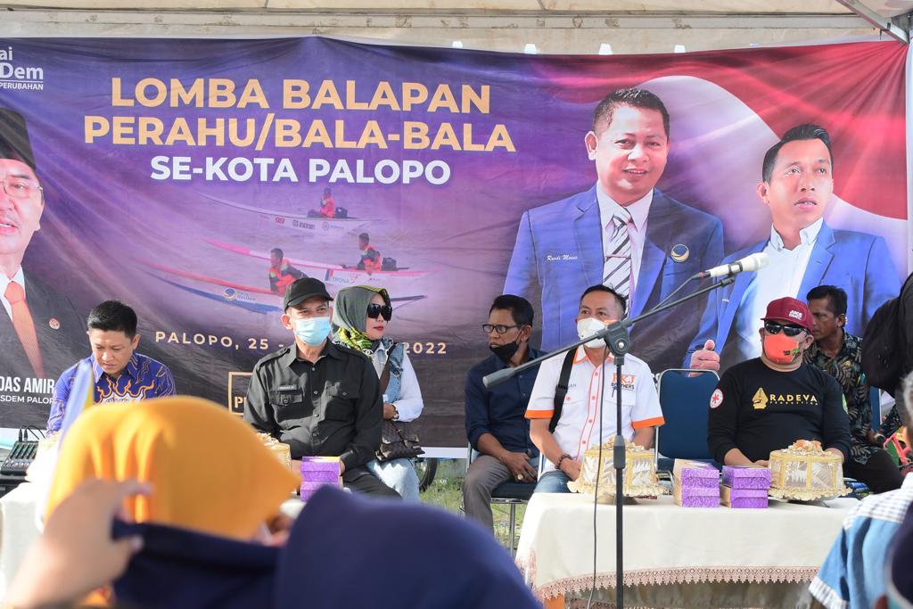 Lomba perahu bala-bala Partai NasDem Kota Palopo resmi dibuka Sekda, Firmanza di pesisir Jl Lingkar Timur, Jumat (25/3/22) sore.