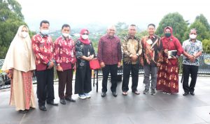 Bupati Luwu Timur, H. Budiman menerima kunjungan Tim Verifikasi Lapangan (verlap) Inovasi Pelayanan Publik Provinsi Sulawesi Selatan di Rumah Jabatan Bupati, Desa Puncak Indah Kecamatan Malili, Jumat (25/03/2022).