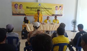 Ketua DPD II Partai Golkar Luwu Timur Membuka kegiatan Musyawarah Kecamatan Wotu, di Aula kediaman Anggota DPRD Luwu Timur fraksi Golkar Heryanti Harun, Desa Lampenai, kecamatan Wotu, Minggu (27/3/22).