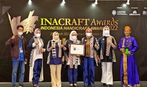 Dewan Kerajinan Nasional Daerah (Dekranasda) Provinsi Sulawesi Selatan berhasil keluar sebagai juara I untuk kategori INACRAFT Best Booth di ajang The 22nd Jakarta International Handicraft Trade Fair (Inacraft) 2022 yang berlangsung di Balai Sidang Jakarta Convention Center (JCC) tanggal 23-25 Maret 2022.