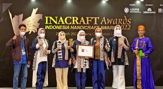 Dewan Kerajinan Nasional Daerah (Dekranasda) Provinsi Sulawesi Selatan berhasil keluar sebagai juara I untuk kategori INACRAFT Best Booth di ajang The 22nd Jakarta International Handicraft Trade Fair (Inacraft) 2022 yang berlangsung di Balai Sidang Jakarta Convention Center (JCC) tanggal 23-25 Maret 2022.