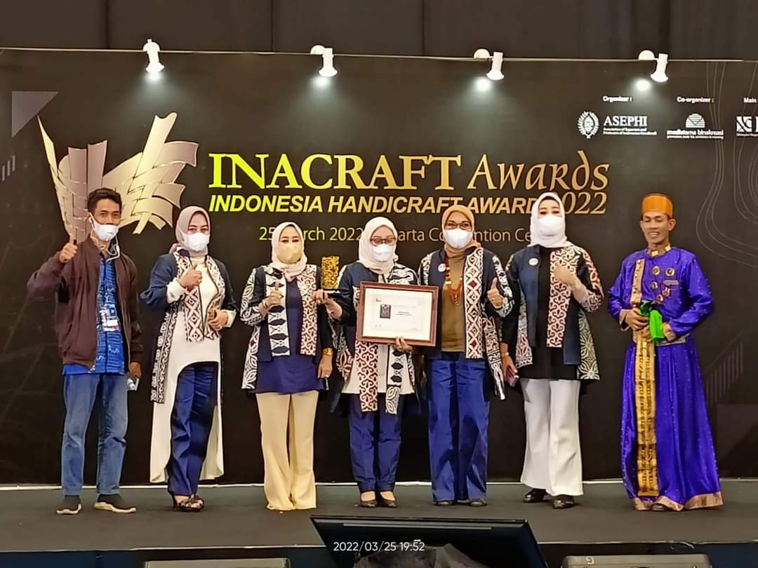 Dewan Kerajinan Nasional Daerah (Dekranasda) Provinsi Sulawesi Selatan berhasil keluar sebagai juara I untuk kategori INACRAFT Best Booth di ajang The 22nd Jakarta International Handicraft Trade Fair (Inacraft) 2022 yang berlangsung di Balai Sidang Jakarta Convention Center (JCC) tanggal 23-25 Maret 2022.