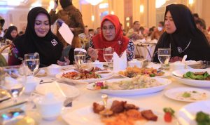 Ketua Forum Kabupaten/Kota Sehat (KKS) Luwu Timur, Hj. Sufriaty Budiman didampingi Kadis Kesehatan, Dr. Hj. Rosmini Pandin, menghadiri Welcome Dinner dalam rangka Summit Kabupaten/Kota Sehat 2022 di Graha Candi Golf, Kota Semarang, Ahad (26/03/2022) malam.