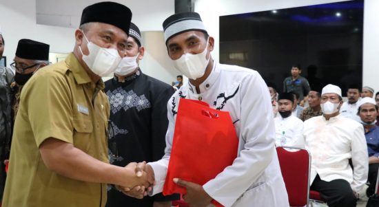 Bupati Luwu Timur, H. Budiman bersama Unsur Forum Koordinasi Pimpinan Daerah (Forkopimda) Lutim menghadiri acara Silaturahim Muballigh se-Kabupaten Luwu Timur, yang berlangsung di Aula Rujab Bupati, Senin (28/03/2022).