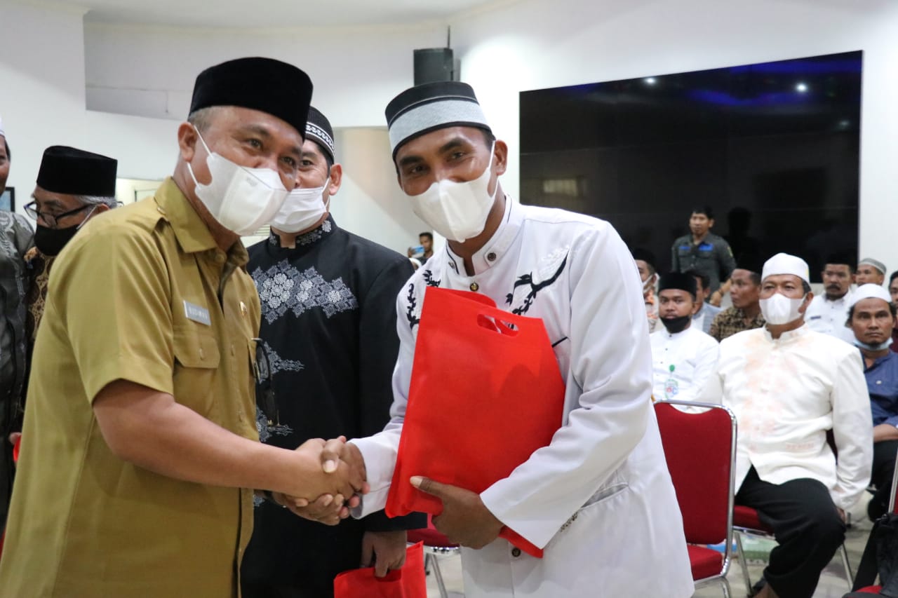 Bupati Luwu Timur, H. Budiman bersama Unsur Forum Koordinasi Pimpinan Daerah (Forkopimda) Lutim menghadiri acara Silaturahim Muballigh se-Kabupaten Luwu Timur, yang berlangsung di Aula Rujab Bupati, Senin (28/03/2022).