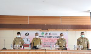 Bupati Luwu Timur, H. Budiman didampingi Sekretaris Daerah, H. Bahri Suli, membuka Rapat Anggota Tahunan (RAT) Koperasi Pegawai Republik Indonesia (KPRI) Sehati di Timur Tahun Buku 2021, di Aula Sasana Praja Kantor Bupati Lutim, Senin (28/03/2022).