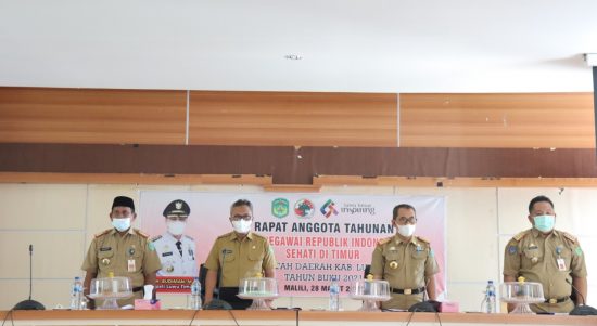 Bupati Luwu Timur, H. Budiman didampingi Sekretaris Daerah, H. Bahri Suli, membuka Rapat Anggota Tahunan (RAT) Koperasi Pegawai Republik Indonesia (KPRI) Sehati di Timur Tahun Buku 2021, di Aula Sasana Praja Kantor Bupati Lutim, Senin (28/03/2022).