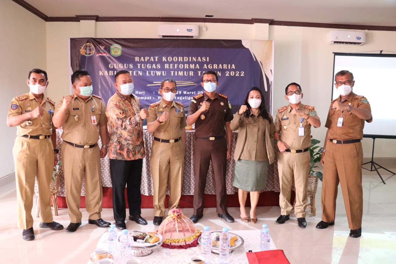 Sekretaris Daerah, H. Bahri Suli mewakili Bupati Luwu Timur membuka Rapat Koordinasi (rakor) Gugus Tugas Reforma Agraria (GTRA) Kabupaten Luwu Timur Tahun 2022 yang diselenggarakan oleh Badan Pertanahan Nasional (BPN) Lutim, di Aula Hotel I Lagaligo, Kecamatan Malili, Selasa (29/03/2022).