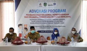 Dinas Pengendalian Penduduk dan Keluarga Berencana (DP2KB) Kabupaten Luwu Timur menggelar Advokasi Program Pembangunan Keluarga, Kependudukan, dan Keluarga Berencana (Bangga Kencana) kepada Stakeholders/Mitra Kerja dan Upaya Penurunan Stunting Kabupaten Luwu Timur Tahun 2022 di Ballroom Hotel I Lagaligo, Kecamatan Malili, Selasa (29/03/2022).