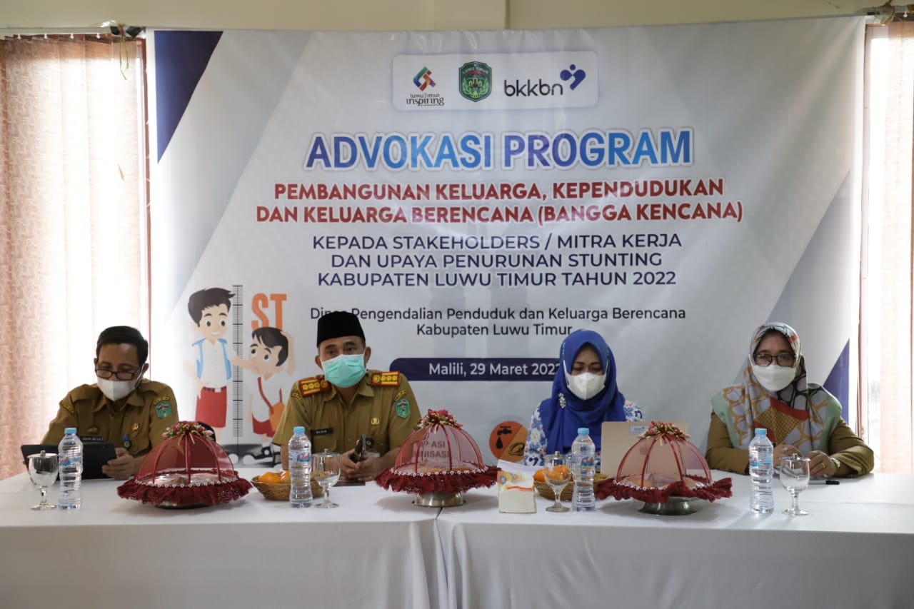 Dinas Pengendalian Penduduk dan Keluarga Berencana (DP2KB) Kabupaten Luwu Timur menggelar Advokasi Program Pembangunan Keluarga, Kependudukan, dan Keluarga Berencana (Bangga Kencana) kepada Stakeholders/Mitra Kerja dan Upaya Penurunan Stunting Kabupaten Luwu Timur Tahun 2022 di Ballroom Hotel I Lagaligo, Kecamatan Malili, Selasa (29/03/2022).