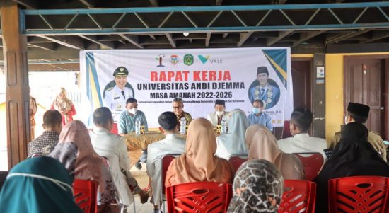 Bupati Luwu Timur, H. Budiman, memaparkan arah kebijakan Kabupaten Luwu Timur dalam mendukung pembangunan dan pendidikan pada Rapat Kerja Universitas Andi Djemma Palopo Masa Amanah 2022-2026 dengan tema “Optimalisasi Kapabilitas Universitas Andi Djemma Menuju Universitas yang Unggul dan Terkemuka” di Sorowako, Selasa (29/03/2022).