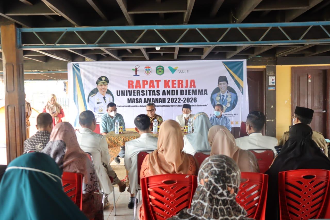 Bupati Luwu Timur, H. Budiman, memaparkan arah kebijakan Kabupaten Luwu Timur dalam mendukung pembangunan dan pendidikan pada Rapat Kerja Universitas Andi Djemma Palopo Masa Amanah 2022-2026 dengan tema “Optimalisasi Kapabilitas Universitas Andi Djemma Menuju Universitas yang Unggul dan Terkemuka” di Sorowako, Selasa (29/03/2022).