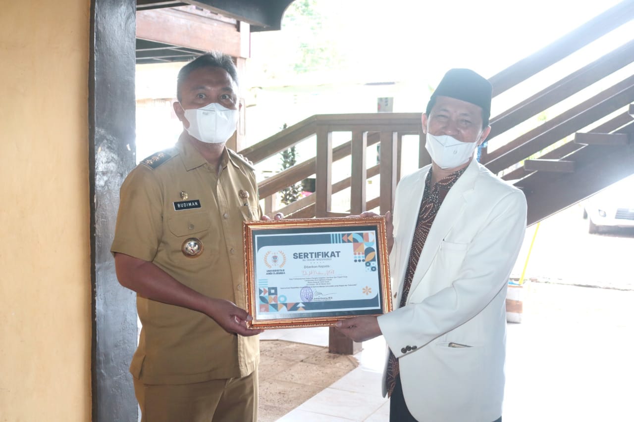 Rektor Unanda Menyerahkan sertifikat kepada Bupati Luwu Timur, H. Budiman setelah menjadi narasumber pada kegiatan Rapat Kerja Universitas Andi Djemma di Sorowako, Selasa (29/03/2022).