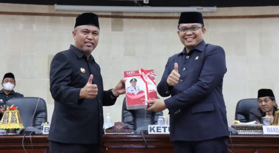 Bupati Luwu Timur (Lutim), H. Budiman menghadiri Rapat Paripurna dengan agenda penyampaian dan penyerahan Laporan Keterangan Pertanggungjawaban (LKPJ) Bupati Lutim Tahun Anggaran 2021 kepada DPRD, sekaligus dilakukan penetapan pansus, di Ruang Sidang DPRD Lutim, Selasa (29/03/2022).