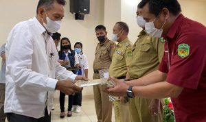 Bupati Lutim diwakili Kominfo terima Sertifikat penghargaan tersebut diserahkan Ketua PWI Provinsi Sulawesi Selatan, yang diwakili oleh wakil ketua bidang organisasi, Abd. Manaf Rahman, pada Konferensi PWI Ke IV Luwu Raya dan Toraja, di Hotel Harapan kota Palopo, Selasa ( 29/03/2022).