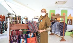 Di sela-sela kegiatan Summit Seminar & Expo Kabupaten Kota Sehat 2022, di Semarang Jateng, Ketua Dekranasda Kabupaten Luwu Timur, Hj. Sufriaty menyempatkan diri untuk mengunjungi Ruang Pamer Dewan Kerajinan Nasional Daerah (Dekranasda) Jawa Tengah yang berpusat di Kota Semarang, Selasa (29/3/2022).