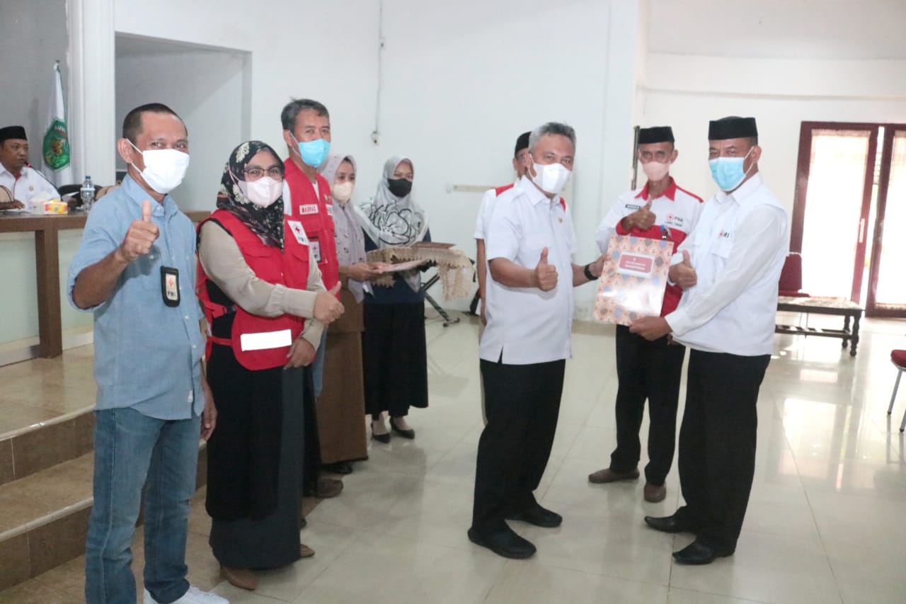 Pengurus Palang Merah Indonesia (PMI) Kabupaten Luwu Timur menggelar Rapat koordinasi sekaligus Penyerahan SK Pengurus PMI Periode Tahun 2021-2026 Tingkat Kecamatan se-Kab. Luwu Timur, Selasa (29/03/2022) di Aula Rumah Jabatan Bupati.